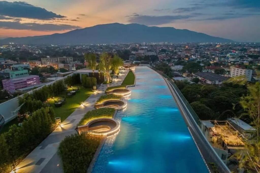 Modern Style Room With Sky Pool 古城边天际泳池公寓 Chiang Mai Luaran gambar