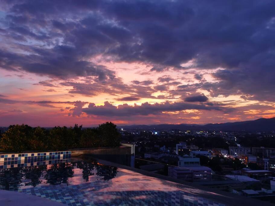 Modern Style Room With Sky Pool 古城边天际泳池公寓 Chiang Mai Luaran gambar