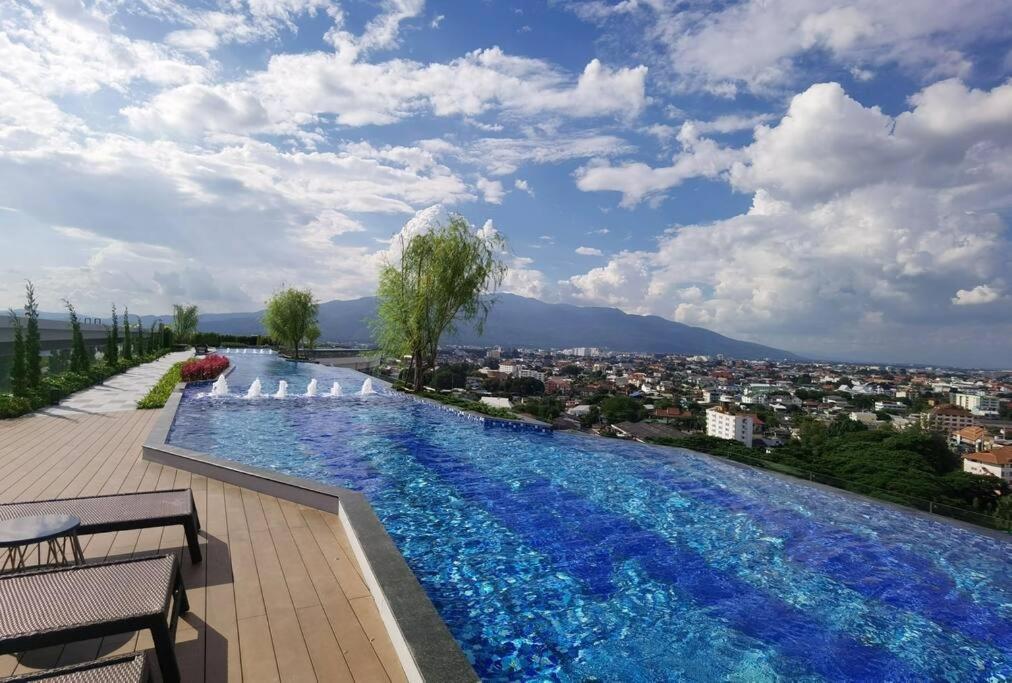Modern Style Room With Sky Pool 古城边天际泳池公寓 Chiang Mai Luaran gambar