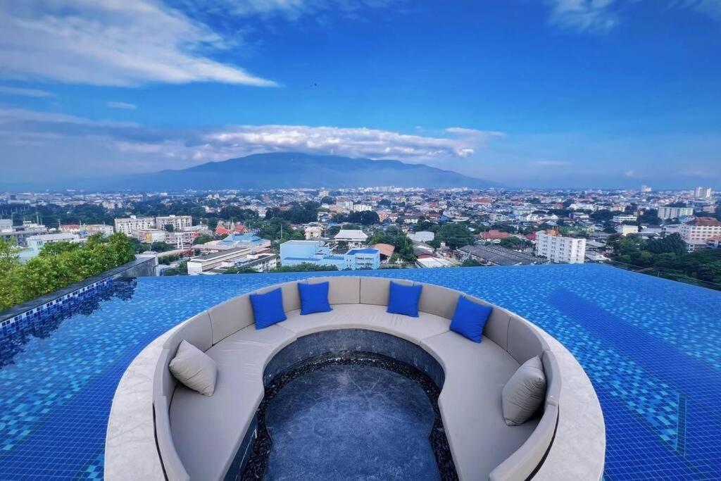 Modern Style Room With Sky Pool 古城边天际泳池公寓 Chiang Mai Luaran gambar