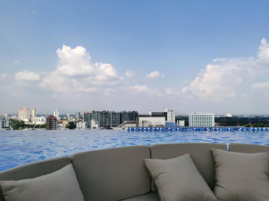 Modern Style Room With Sky Pool 古城边天际泳池公寓 Chiang Mai Luaran gambar
