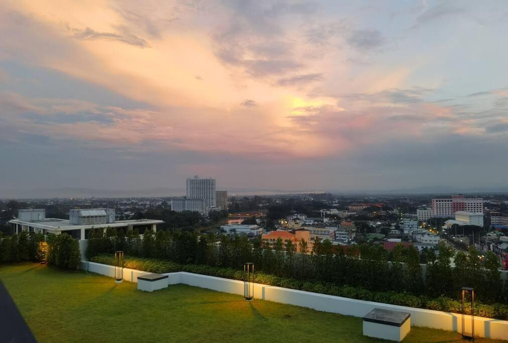 Modern Style Room With Sky Pool 古城边天际泳池公寓 Chiang Mai Luaran gambar