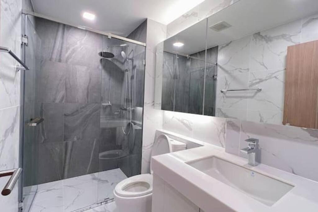 Modern Style Room With Sky Pool 古城边天际泳池公寓 Chiang Mai Luaran gambar