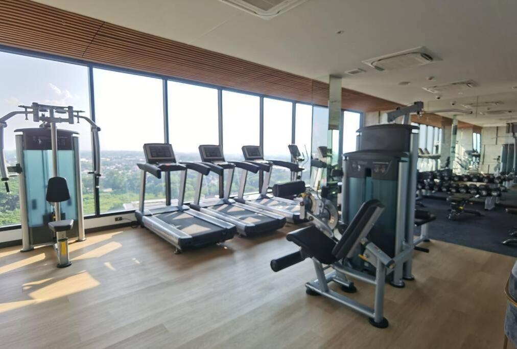 Modern Style Room With Sky Pool 古城边天际泳池公寓 Chiang Mai Luaran gambar