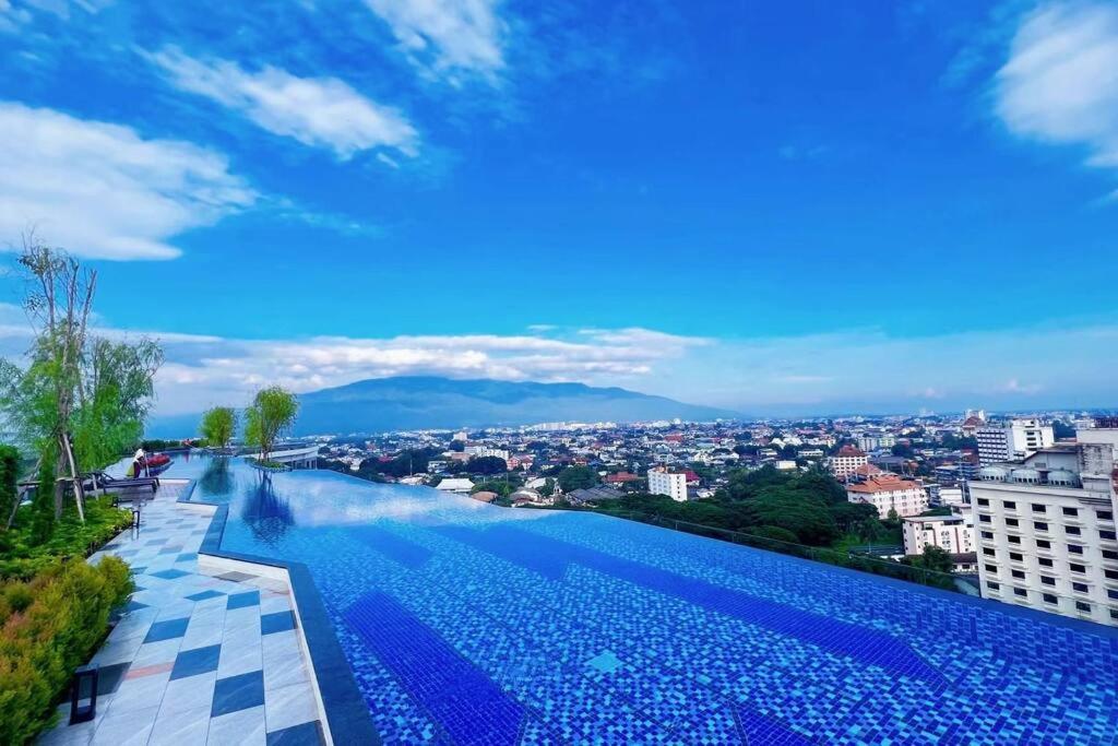 Modern Style Room With Sky Pool 古城边天际泳池公寓 Chiang Mai Luaran gambar