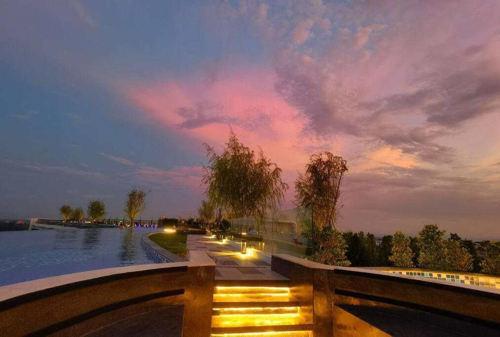 Modern Style Room With Sky Pool 古城边天际泳池公寓 Chiang Mai Luaran gambar