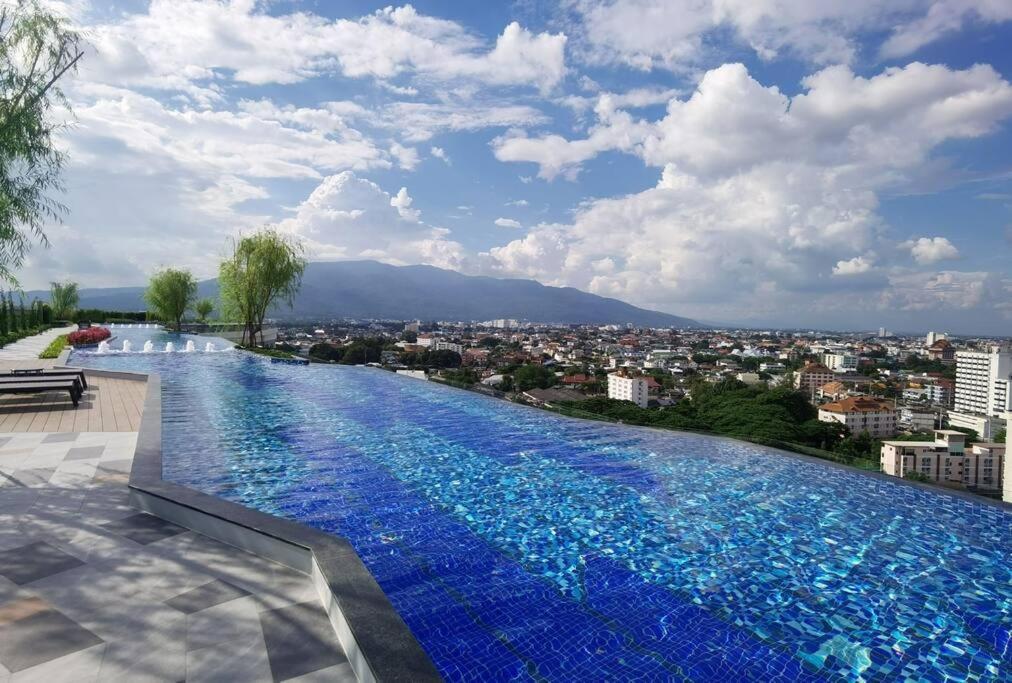 Modern Style Room With Sky Pool 古城边天际泳池公寓 Chiang Mai Luaran gambar