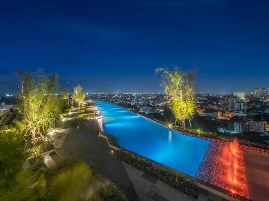 Modern Style Room With Sky Pool 古城边天际泳池公寓 Chiang Mai Luaran gambar