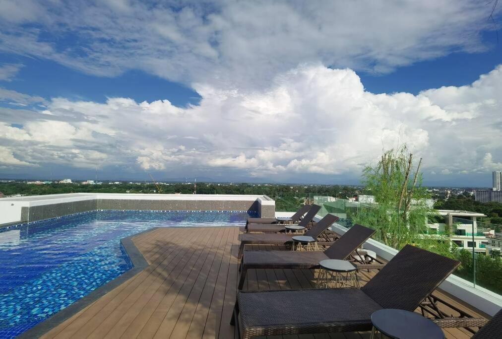 Modern Style Room With Sky Pool 古城边天际泳池公寓 Chiang Mai Luaran gambar