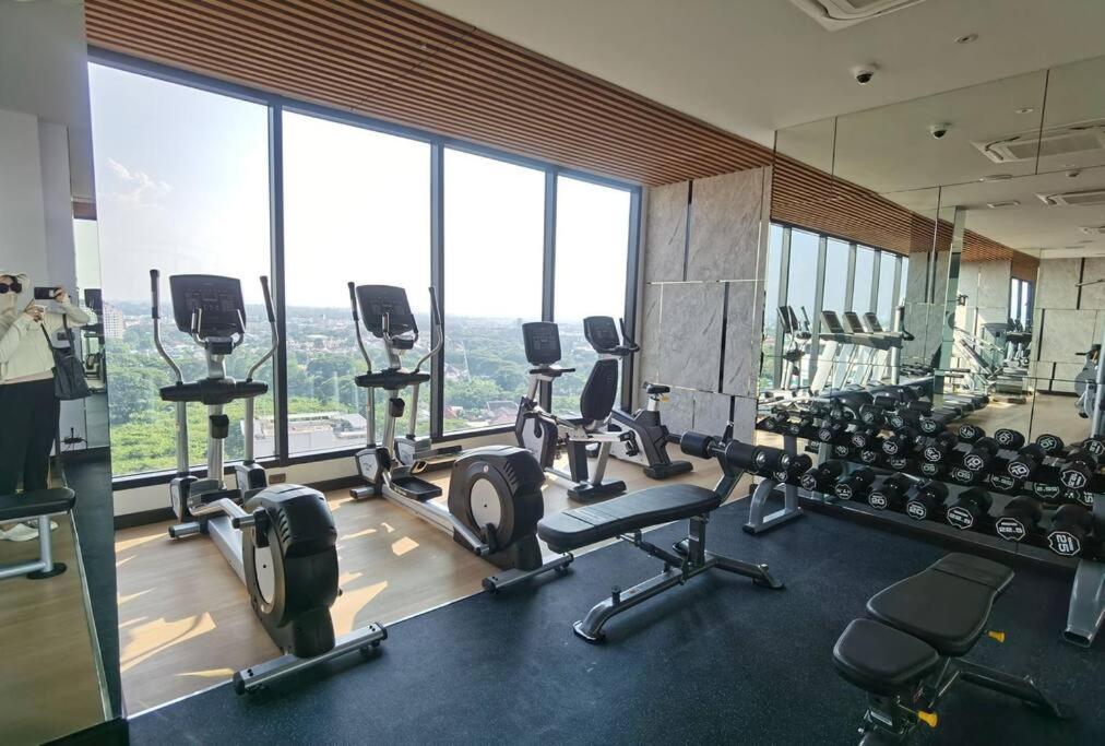 Modern Style Room With Sky Pool 古城边天际泳池公寓 Chiang Mai Luaran gambar