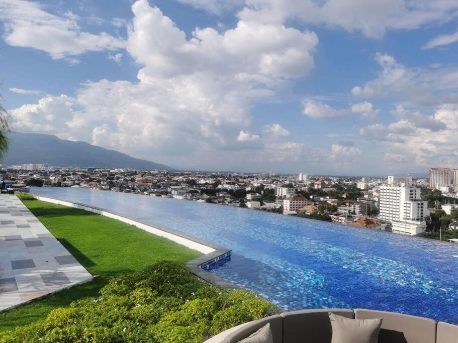 Modern Style Room With Sky Pool 古城边天际泳池公寓 Chiang Mai Luaran gambar