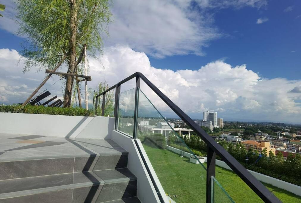 Modern Style Room With Sky Pool 古城边天际泳池公寓 Chiang Mai Luaran gambar