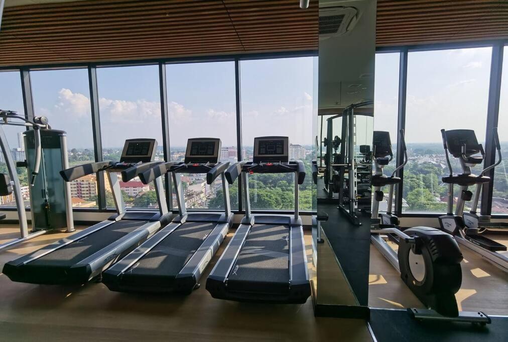 Modern Style Room With Sky Pool 古城边天际泳池公寓 Chiang Mai Luaran gambar