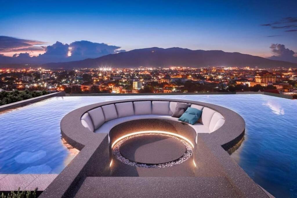 Modern Style Room With Sky Pool 古城边天际泳池公寓 Chiang Mai Luaran gambar