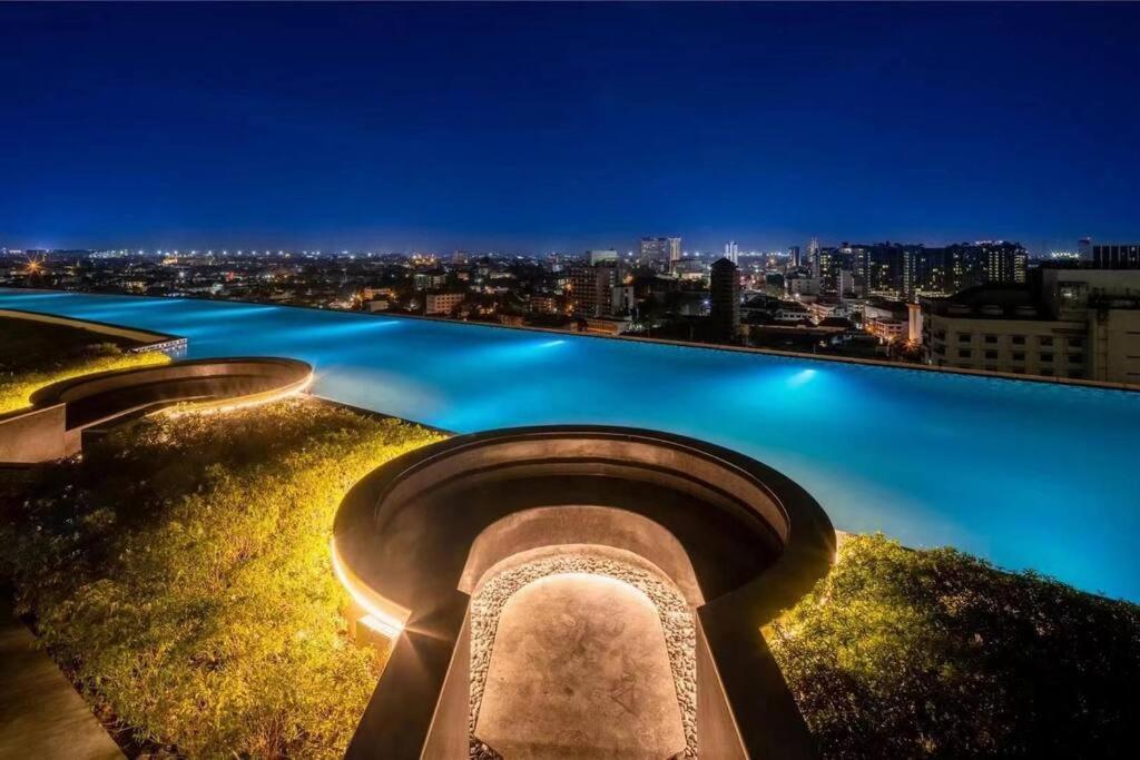Modern Style Room With Sky Pool 古城边天际泳池公寓 Chiang Mai Luaran gambar