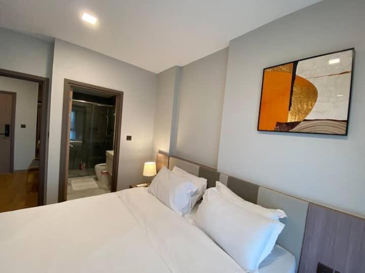 Modern Style Room With Sky Pool 古城边天际泳池公寓 Chiang Mai Luaran gambar